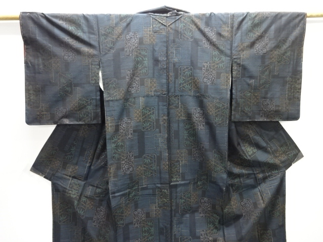  未使用品　色紙に松竹梅模様織り出し本場泥大島紬着物